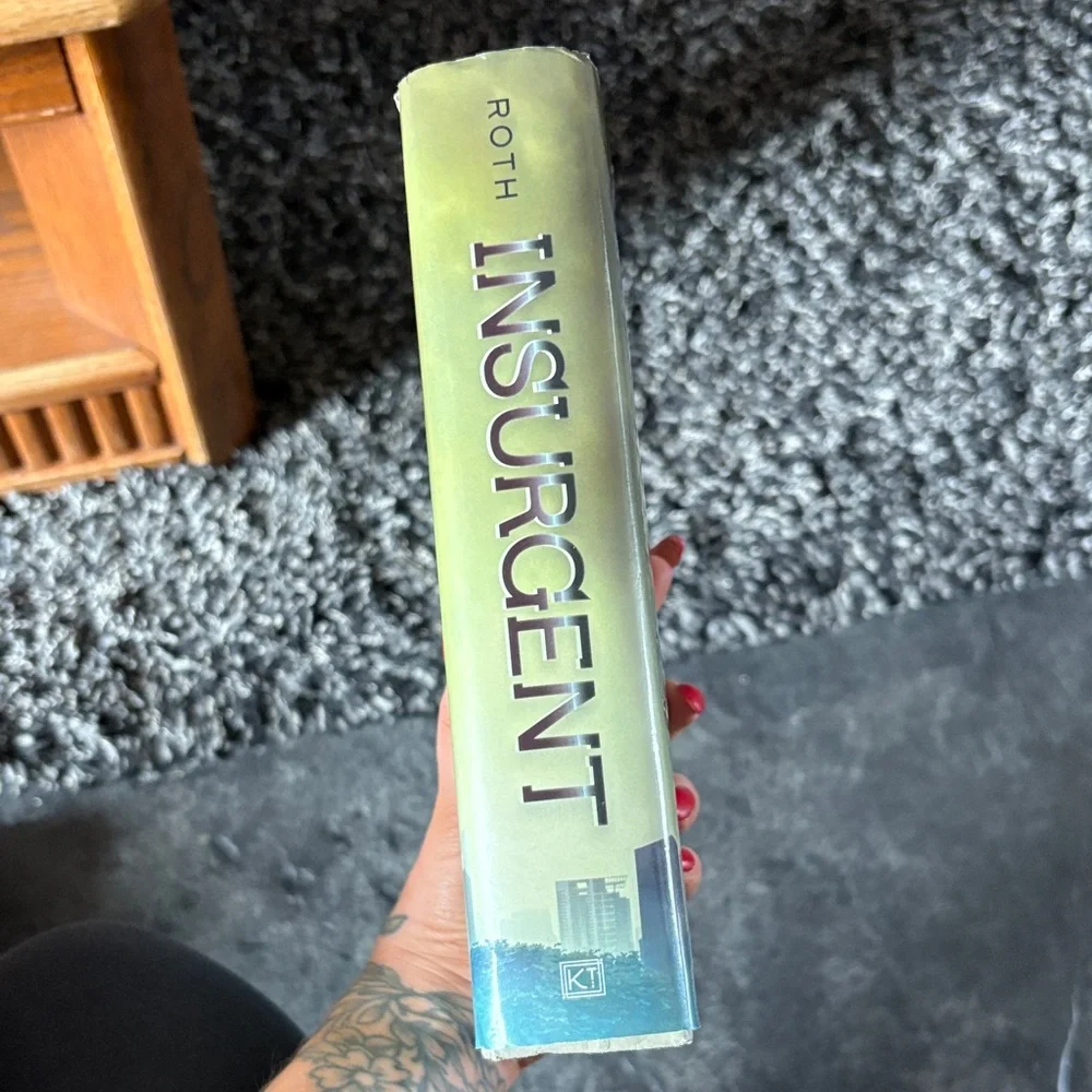 'Insurgent' Book - Green Cover - Picture 3 of 4